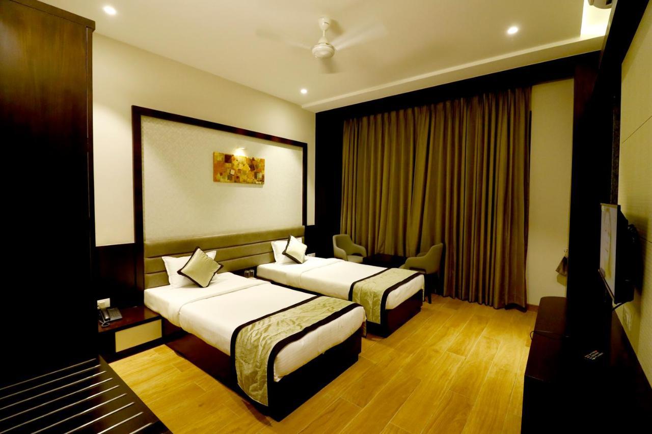 Hotel The Royal Inn Baramati Exteriör bild