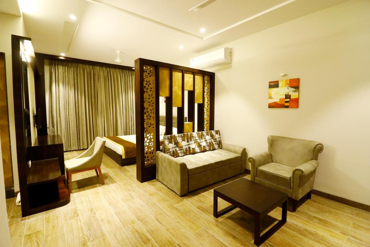 Hotel The Royal Inn Baramati Exteriör bild