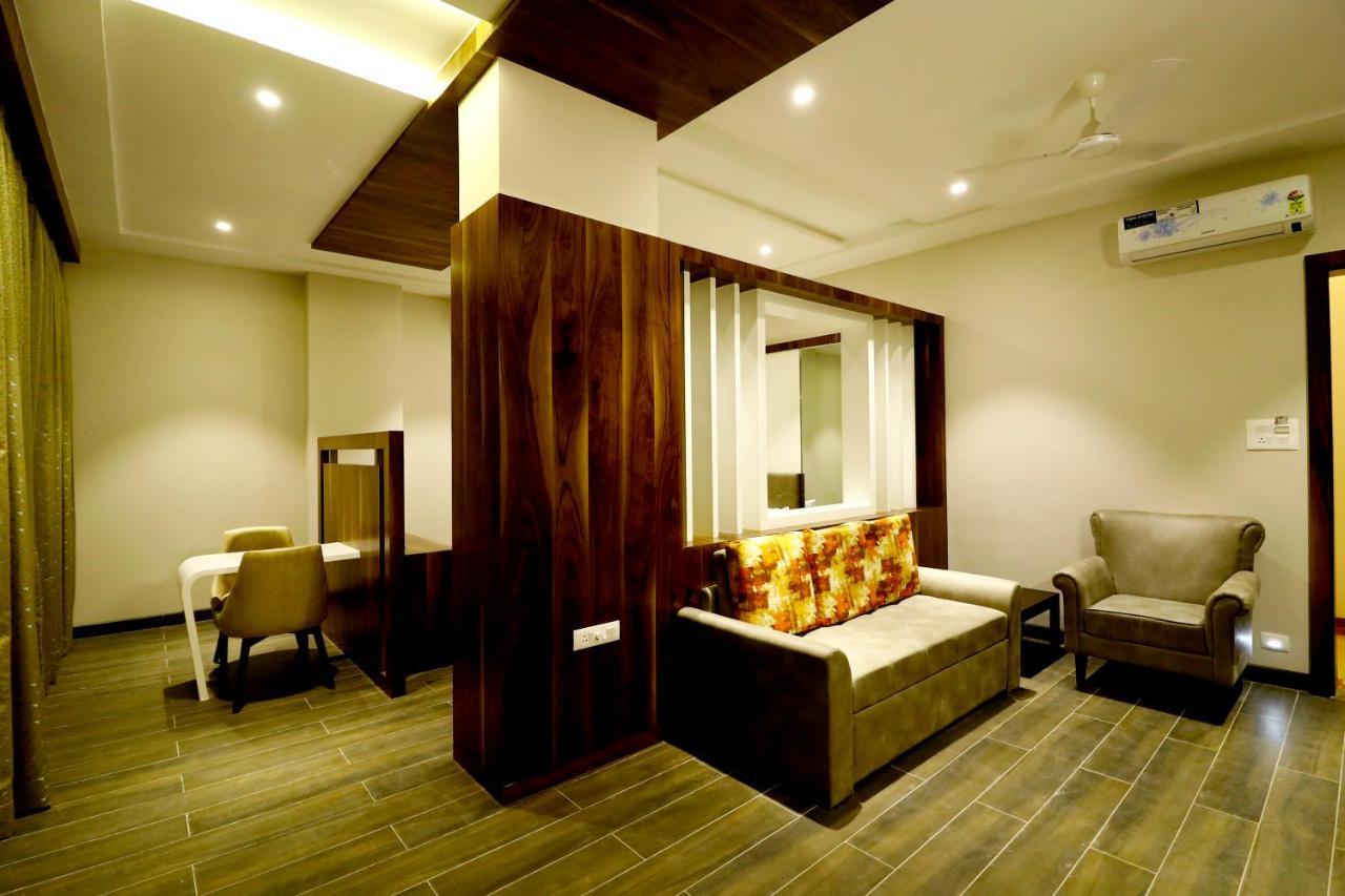Hotel The Royal Inn Baramati Exteriör bild